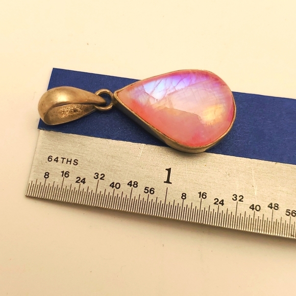 Pink stone pendant in a silver tone bezel - Picture 2 of 3